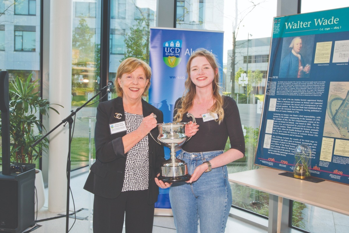 Associate Prof. Evelyn Doyle presented alumna Jane Faull with the Bayley Butler Cup for the best fi nal year undergraduate research project 2020/2021